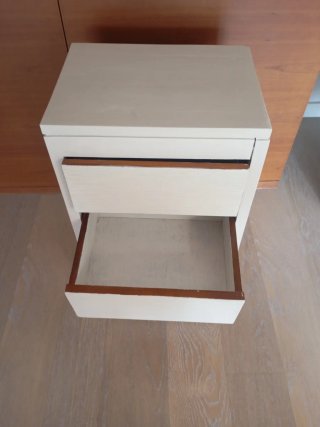 Mesita de noche de madera pintada