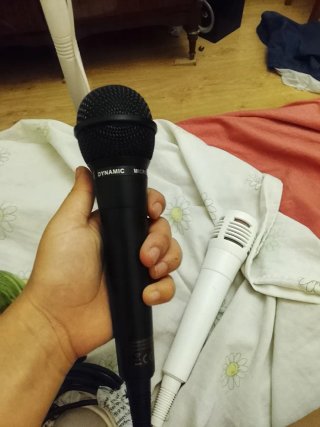 Microfonos uno de ellos hama