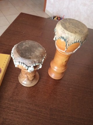 Coppia di tamburi bongo in legno