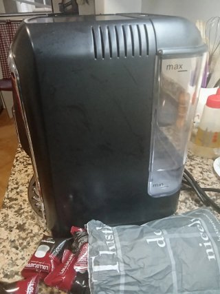 Cafetera de cápsulas negra