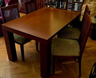 Mesa de madera extensible y 6 sillas