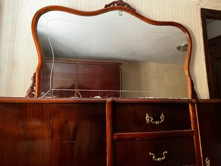 Aparador de madera con espejo