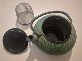 Tetera de hierro fundido de estilo japonès.