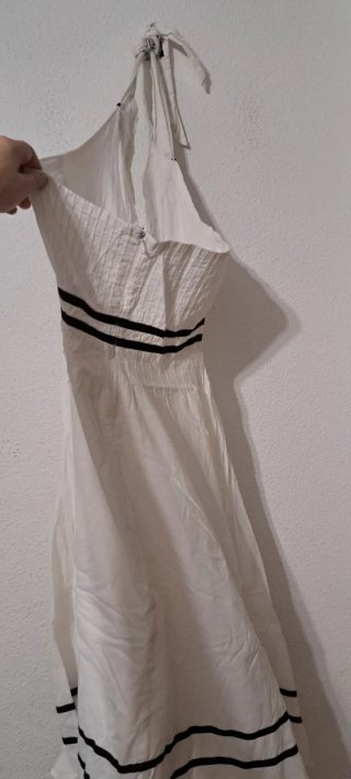 Vestido de algodón blanco con detalles