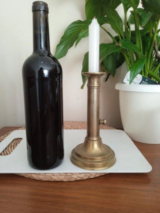 Antiguo candelabro de bronce con regular de vela