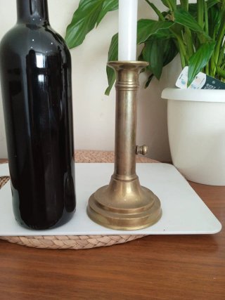 Antiguo candelabro de bronce con regular de vela