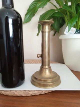 Antiguo candelabro de bronce con regular de vela