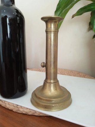 Antiguo candelabro de bronce con regular de vela
