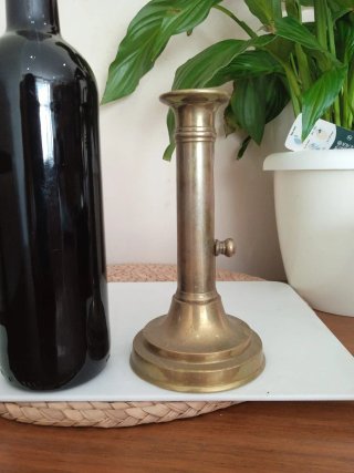 Antiguo candelabro de bronce con regular de vela