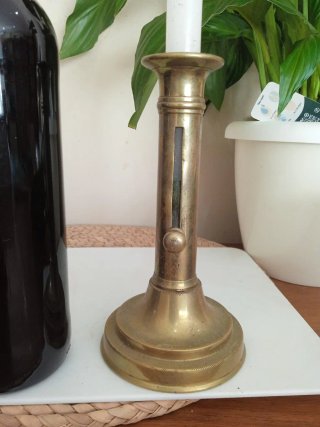 Antiguo candelabro de bronce con regular de vela