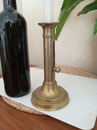 Antiguo candelabro de bronce con regular de vela