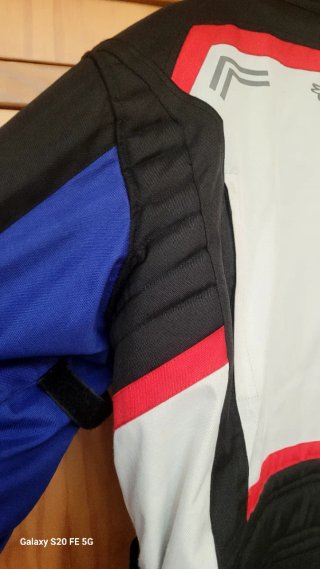 Chaqueta de moto JET negra y azul