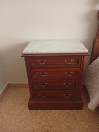 Dormitorio completo clásico, de madera maciza.