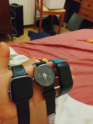 3 relojes 2 de ellos inteligentes si cargador