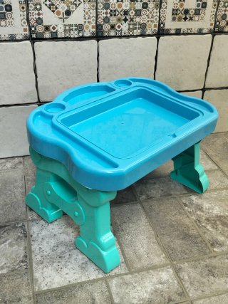 Lote juguetes! Mesa de juegos y caja de piezas