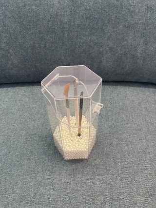 Organizador de brochas de maquillaje con tapa