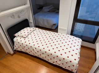 Cama IKEA con colchón, edredón y sábanas