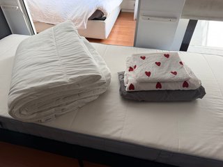 Cama IKEA con colchón, edredón y sábanas