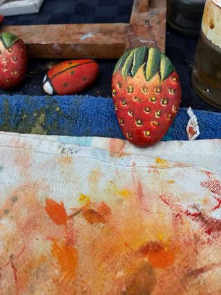 Sasso dipinto a mano a forma di fragola