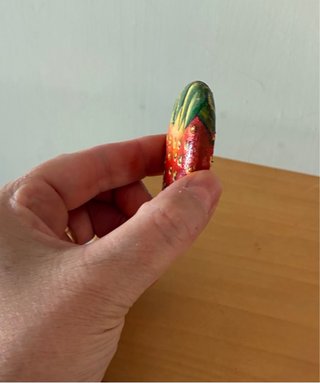 Sasso dipinto a mano a forma di fragola