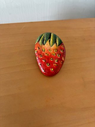 Sasso dipinto a mano a forma di fragola