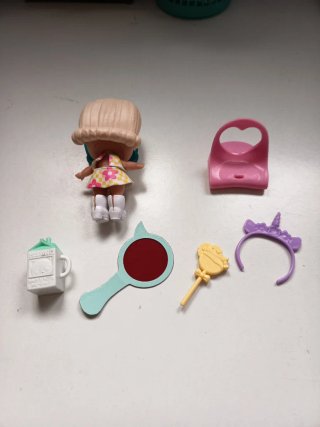 Muñeca y accesorios