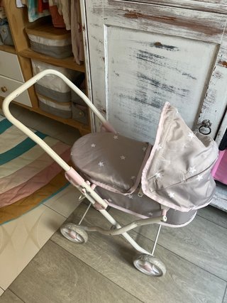 Carrito de muñecas con estrellas