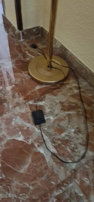 Lámpara de pie dorada y marrón