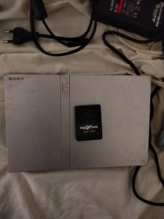 PlayStation 2 con controller e accessori