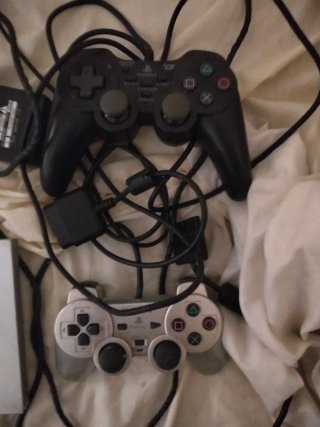 PlayStation 2 con controller e accessori