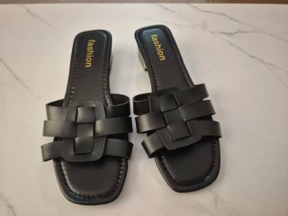 Sandalias negras con tacón dorado