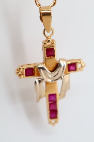 J-0888 Cruz 18K Oro con Piedras Rojas