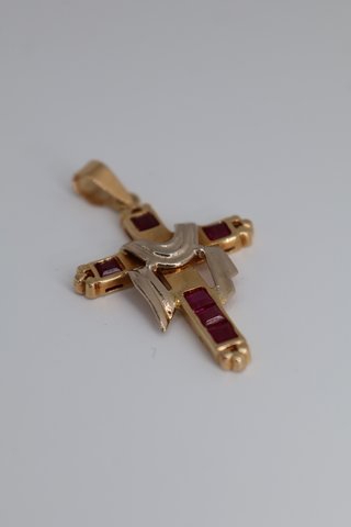J-0888 Cruz 18K Oro con Piedras Rojas