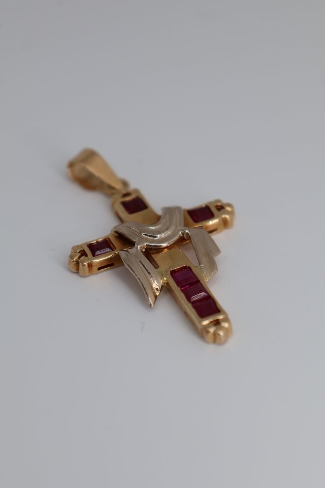 J-0888 Cruz 18K Oro con Piedras Rojas