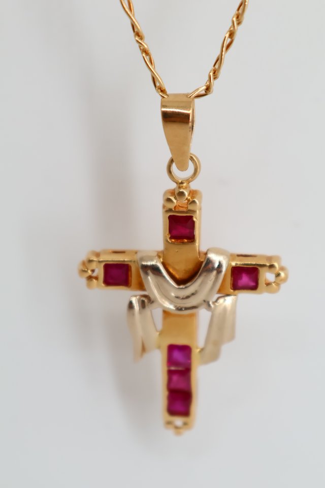 J-0888 Cruz 18K Oro con Piedras Rojas