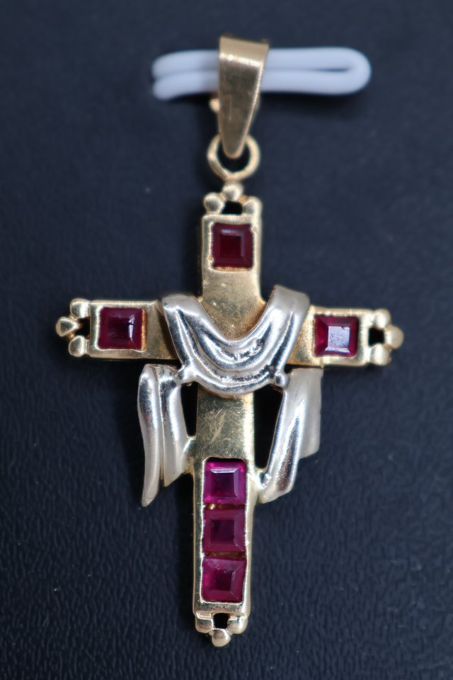 J-0888 Cruz 18K Oro con Piedras Rojas