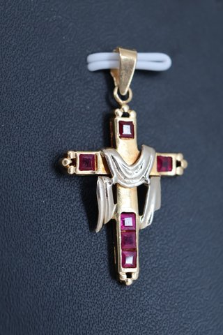 J-0888 Cruz 18K Oro con Piedras Rojas
