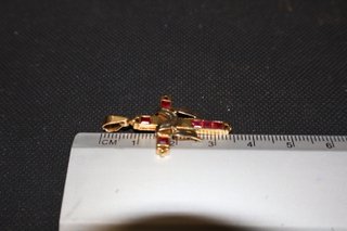 J-0888 Cruz 18K Oro con Piedras Rojas