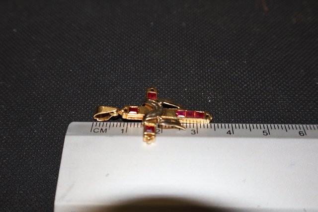 J-0888 Cruz 18K Oro con Piedras Rojas