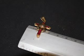 J-0888 Cruz 18K Oro con Piedras Rojas