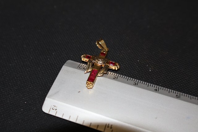 J-0888 Cruz 18K Oro con Piedras Rojas