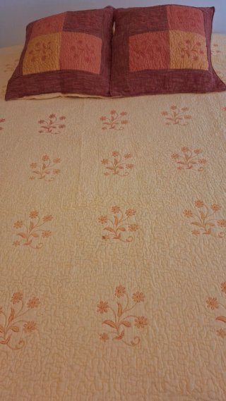 Colcha naranja y amarilla