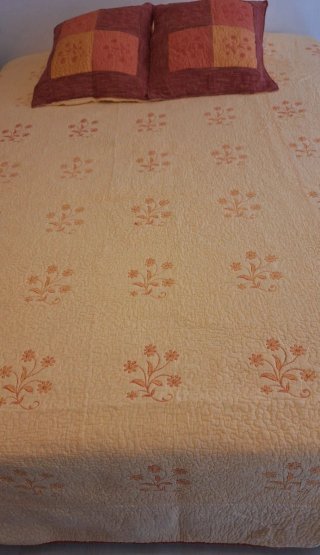 Colcha naranja y amarilla