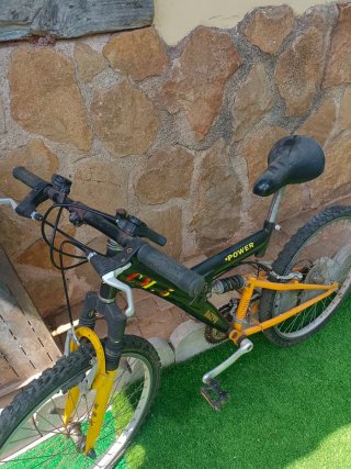 Bicicleta de montaña negra y amarilla