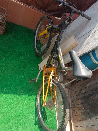 Bicicleta de montaña negra y amarilla
