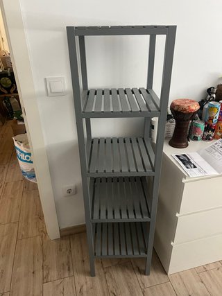 Estantería gris de madera