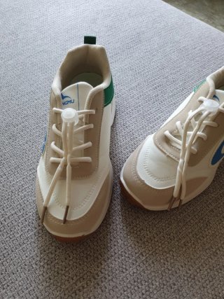 Nuove scarpe da ginnastica taglia 35