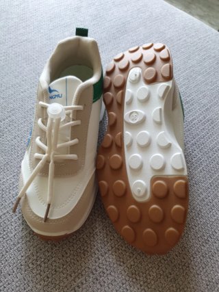 Nuove scarpe da ginnastica taglia 35