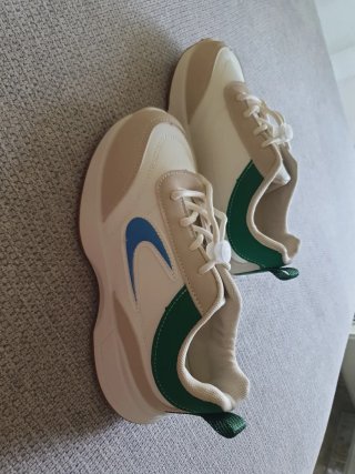 Nuove scarpe da ginnastica taglia 35