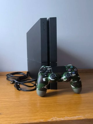 PS4 (PlayStation 4) + Mando Camuflaje + Cables